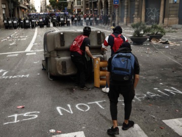 Συγκρούσεις διαδηλωτών-αστυνομίας στη Βαρκελώνη - Πάνω από 500.000 άνθρωποι στους δρόμους κατά της καταδίκης των αυτονομιστών ηγετών
