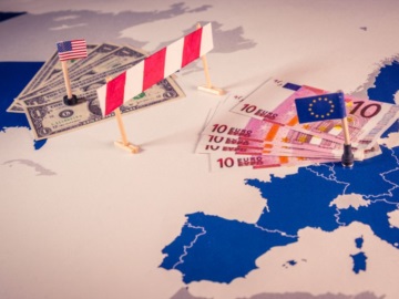 Η ΕΕ απειλεί την Ουάσινγκτον με αντίμετρα μετά την έναρξη της ισχύος των αμερικανικών τελωνειακών κυρώσεων