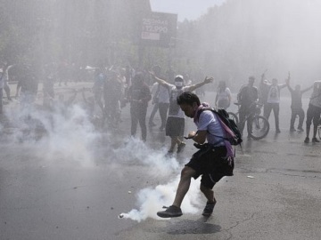Χιλή: Ο πρόεδρος Σεμπαστιάν Πινιέρα ανακοινώνει ένα πακέτο κοινωνικών μέτρων για να κατευνάσει την οργή και να τερματιστούν οι ταραχές, τους 15 έφθασαν οι νεκροί