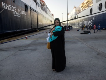 Τουλάχιστον 197 πρόσφυγες και μετανάστες μεταφέρθηκαν στο λιμάνι του Πειραιά με το &quot;ΝΗΣΟΣ ΣΑΜΟΣ&quot; - Αλλοι 87 μεταφέρονται με το BLUE STAR 2