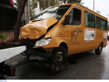 Τροχαίο με σχολικό λεωφορείο στη Βούλα -Πέντε παιδιά τραυματίστηκαν, μεταφέρθηκαν στο Παίδων 