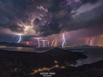 4.000 κεραυνοί είχαν πέσει στην Ελλάδα έως το απόγευμα, σύμφωνα με το meteo του Αστεροσκοπείου – Βροχές και στην Αττική την Παρασκευή