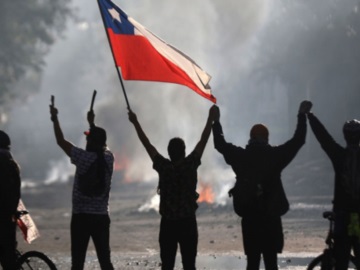Χιλή: Συνεχίζεται η βία στη χώρα, με λεηλασία τράπεζας, καταστημάτων και επιθέσεις σε αστυνομικά τμήματα