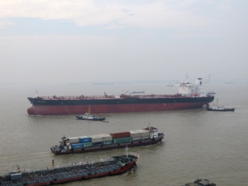 Intertanko: Ανησυχία για τις επιθέσεις σε δεξαμενόπλοια στον κόλπο του Ομάν - Το 30% του αργού πετρελαίου διέρχεται από τα Στενά