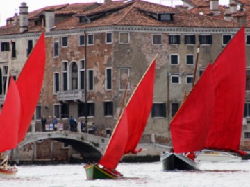 «Κόκκινη ρεγκάτα» στη λιμνοθάλασσα της Βενετίας