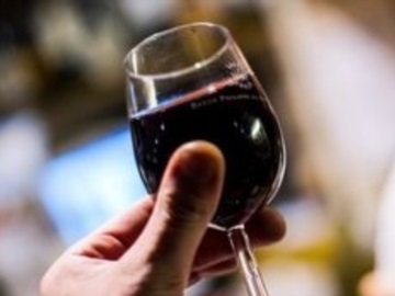 Ένα ποτηράκι κόκκινο κρασί το βράδυ βοηθά στη μείωση του βάρους
