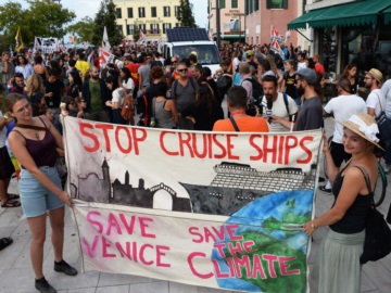 Ακτιβιστές για το κλίμα &quot;κατέλαβαν&quot; το κόκκινο χαλί στο κινηματογραφικό φεστιβάλ της Βενετίας