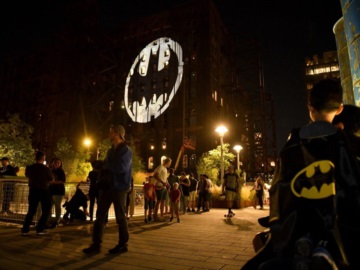 Το σήμα του Batman εμφανίστηκε σε 13 πόλεις για τα 80ά γενέθλιά του