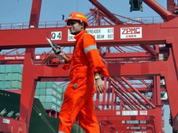 Προβλήματα στη διακίνηση εμπορευματοκιβωτίων στο λιμάνι του Πειραιά από την κινητοποίηση των λιμενεργατών που συμμετέχουν στην 24ωρη απεργία του Εργατικού Κέντρου Πειραιά
