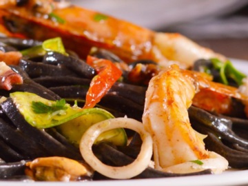 Το ιδανικό πιάτο για την σαρακοστή: Μαύρες ταλιατέλες με θαλασσινά