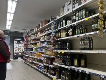 Ισπανία: Αντικλεπτικά στο ελαιόλαδο τοποθετούν τα σούπερ μάρκετ - Η τιμή του έχει αυξηθεί κατακόρυφα