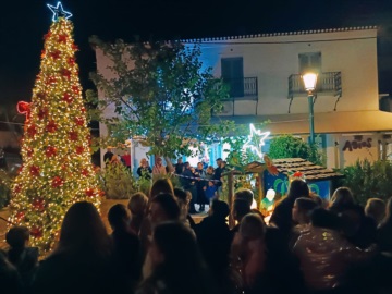 Έλαμψαν οι Σπέτσες με το άναμμα του Χριστουγεννιάτικου δέντρου – Εντυπωσιακό εορταστικό Πρόγραμμα του Δήμου Σπετσών