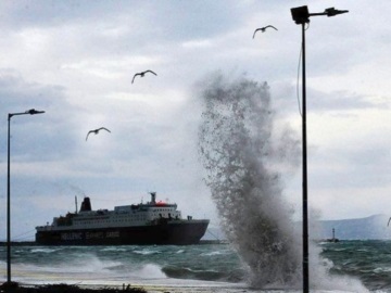 Κανονικά από το απόγευμα τα δρομολόγια των πλοίων από το λιμάνι του Πειραιά - Σε ισχύ το απαγορευτικό από Ραφήνα-Λαύριο