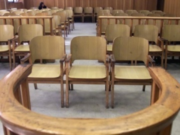 Δίκη για τη 12χρονη στον Κολωνό: Ένταση κατά τη μεταγωγή των κατηγορουμένων - Η μητέρα επιχείρησε να λιντσάρει τον Ηλία Μίχο
