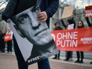 Διαδηλώσεις κατά του Πούτιν σε όλη την Ευρώπη για τον θάνατο του Ναβάλνι