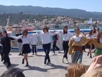 Πόρος: Το χασάπικο των μαθητών του χοροδιδασκαλείου του ΝΟΠΤ την 25η Μαρτίου (βίντεο)
