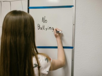 Εθνική δράση κατά του bullying: Πλατφόρμα καταγγελιών και αυστηροποίηση συνεπειών – Σήμερα ανακοινώνονται τα νέα μέτρα