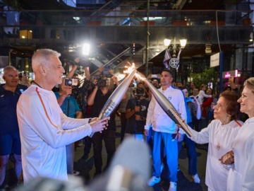 Λαμπρή και συγκινητική η τελετή υποδοχής  της Ολυμπιακής Φλόγας  στον Πειραιά 