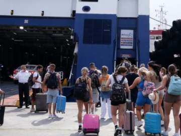 Πάσχα: Κομφούζιο με τα εισιτήρια στα πλοία λόγω της Πρωτομαγιάς