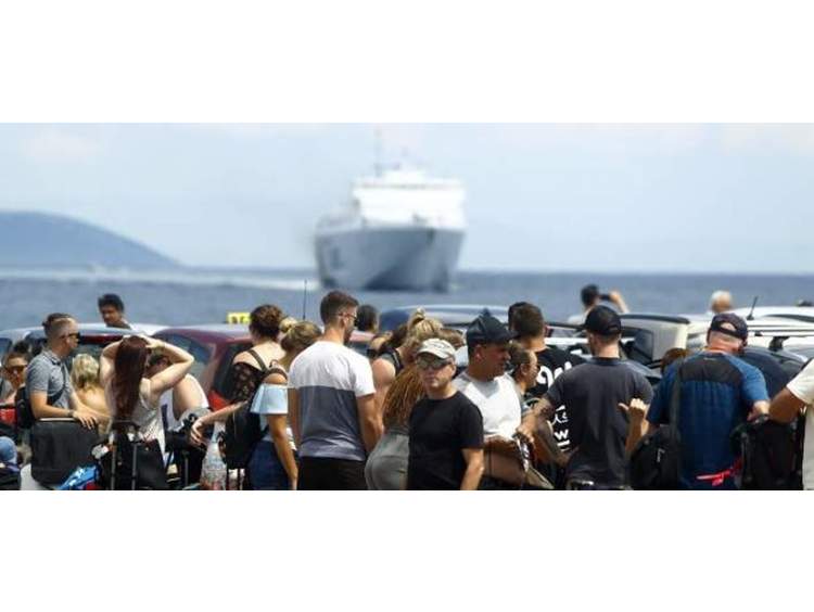 Αδειάζει η πρωτεύουσα: Μόνο την Παρασκευή έφυγαν 21.039 επιβάτες από Πειραιά, Λαύριο, Ραφήνα