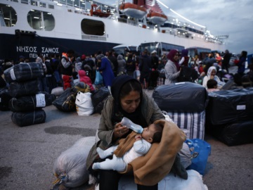 Στο λιμάνι του Πειραιά κατέπλευσε το &quot;Νήσος Σάμος&quot; με 466 μετανάστες από τη Λέσβο και τη Χίο - Άλλοι 71 αναμένονται από τη Λέρο με το &quot;blue star 2&quot;