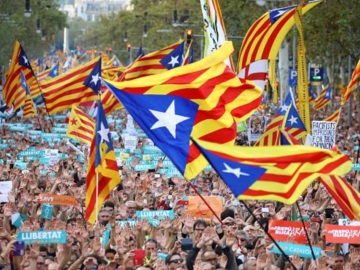 Ισπανία: Το Ανώτατο Δικαστήριο έκρινε ένοχους για στάση 9 καταλανούς ηγέτες σχετικά με τον ρόλο τους στην αποτυχημένη προσπάθεια του 2017 για την ανεξαρτησία της Καταλονίας, ο Πουτζντεμόν κάνει λόγο για «αγριότητα»
