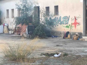 Απομάκρυνση καταληψιών από το πρώην στρατόπεδο Παπαδογιωργή - Συντονισμένη επιχείρηση Δήμου Πειραιά και ΕΛ.ΑΣ.