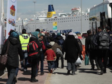 Στον Πειραιά κατέπλευσε από τη Λέσβο το πλοίο &quot;Διαγόρας&quot; με 156 αιτούντες άσυλο- Στο λιμάνι της Ελευσίνας μεταφέρθηκαν από τη Σάμο 693 μετανάστες και πρόσφυγες