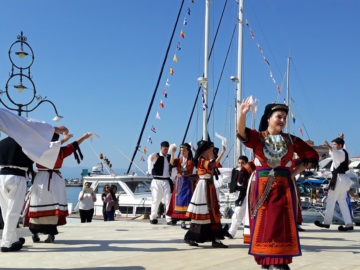 Επετεισκές εκδηλώσεις για την 28η Οκτωβρίου - Παραδοσιακοί χοροί στην παραλία της Αίγινας