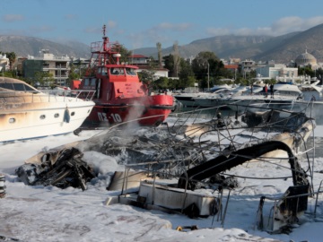 Σε εξέλιξη έρευνα για τα αίτια της πυρκαγιάς σε σκάφη στην 3η μαρίνα Γλυφάδας