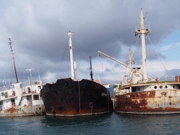 Ανέλκυση ναυαγίων στην Ελευσίνα - Μειοδοτικός διαγωνισμός για την απομάκρυνση τριών πλοίων