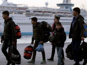 Στο λιμάνι του Πειραιά 76 μετανάστες και πρόσφυγες από νησιά του Αιγαίου - Θα μεταφερθούν σε δομές φιλοξενίας