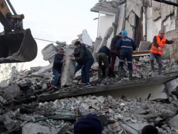 Αυξάνεται ο αριθμός των νεκρών από το σεισμό στη Αλβανία - Στα Τίρανα ο Ν. Δένδιας και ο Ε. Λέκκας