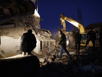 Θρήνος και απόγνωση στην Αλβανία - Στους 21 οι νεκροί από τον σεισμό, εκατοντάδες τραυματίες, χιλιάδες άστεγοι 
