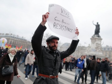 «Παραλύει» από απεργίες και σχεδόν 250 διαδηλώσεις η Γαλλία 