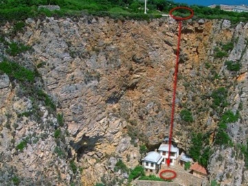 Τραγωδία στο Άγιο Όρος - Προσκυνητής έπεσε στον γκρεμό κρατώντας μία εικόνα της Παναγίας