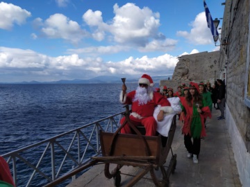Ο Άγιος Βασίλης μοίρασε δώρα στα παιδιά της Ύδρας
