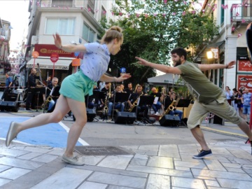 Το Εμπορικό Τρίγωνο της Αθήνας γιορτάζει μια νέα πλατεία και βάζει τα καλά του
