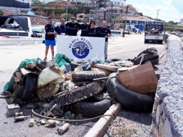 Εθελοντές δύτες καθάρισαν το βυθό του λιμανιού του Αγκιστρίου 
