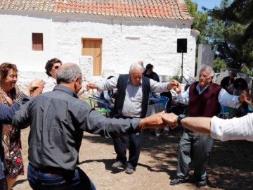 Αναβίωσε ο «Χορός της Λαμπρής» στην Παλιαχώρα της Αίγινας