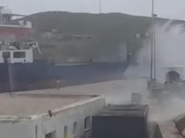 Οι θυελλώδεις άνεμοι έσπασαν τους κάβους φορτηγού πλοίου στη Σέριφο