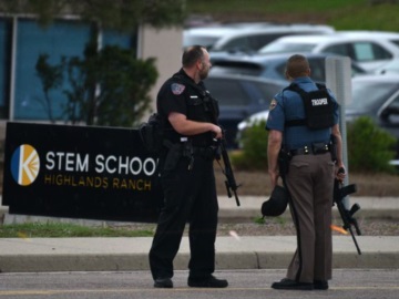 Δύο μαθητές άνοιξαν πυρ μέσα σε σχολικό ίδρυμα στην Πολιτεία Κολοράντο, σκότωσαν έναν και τραυμάτισαν άλλους 7 συμμαθητές τους πριν συλληφθούν