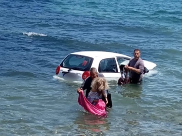 Περαστικοί έσωσαν οδηγό αυτοκινήτου που έπεσε στη θάλασσα στη Μπούγια έξω από το Γαλατά (φωτογραφίες)
