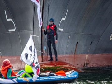 Ακτιβιστές για το περιβάλλον εμπόδισαν τον απόπλου κρουαζιερόπλοιου από το λιμάνι του ΚιέλουΚίελο