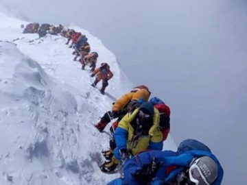 Ρεκόρ και... συνωστισμός ορειβατών στην κορυφή του Έβερεστ