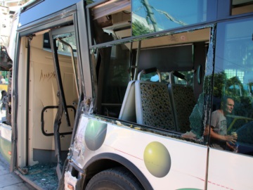 Συρμός του προαστιακού συγκρούστηκε με λεωφορείο στη Λιοσίων. κοντά στα ΚΤΕΛ