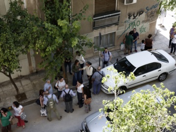 Στους δρόμους οι Αθηναίοι από το σεισμό - Προβλήματα σε ηλεκτροδότηση και τηλεπικοινωνίες 