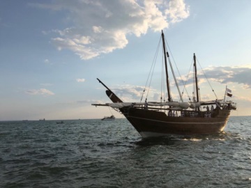 Παραδοσιακό ξύλινο σκάφος του Κατάρ στον Πειραιά - Φτάνει στη Μαρίνα Ζέας την Τετάρτη 7 Αυγούστου