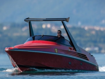 Πωλείται το μοναδικό αγωνιστικό ταχύπλοο σκάφος με κινητήρα Ferrari