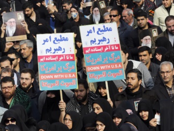 Δεκάδες χιλιάδες διαδηλώνουν στο κέντρο της Τεχεράνης για τη δολοφονία Σουλεϊμανί